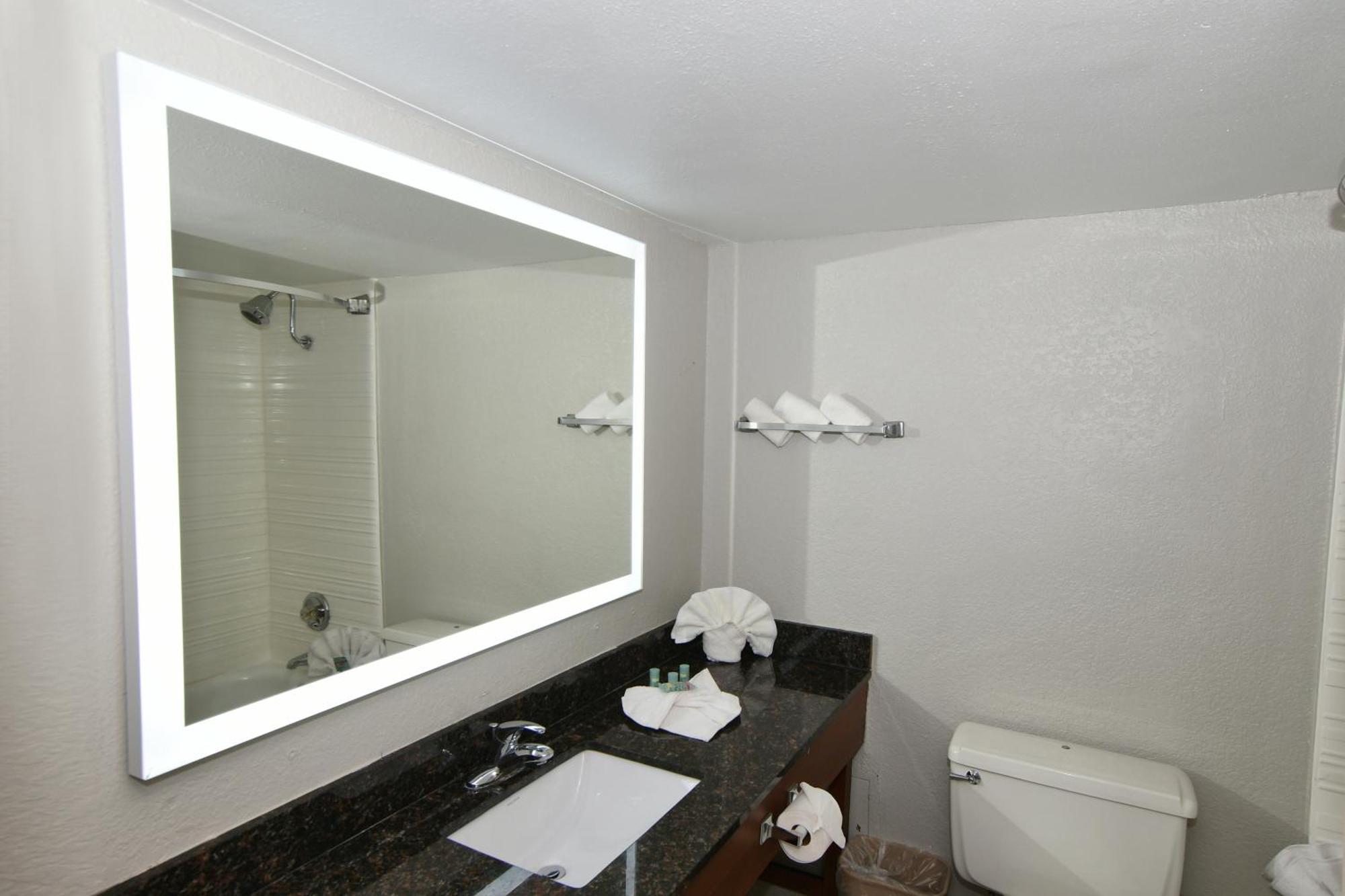 Rock Island Inn & Suites Marshalltown מראה חיצוני תמונה